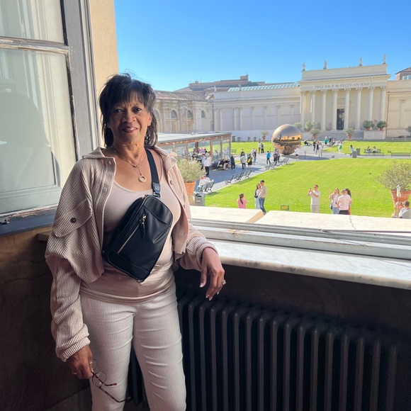 Meet your Posher, Debbie - Picture 7 of 7